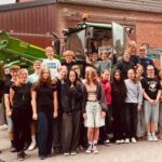 Gruppenbild_Exkursion der 8b auf einen Hof