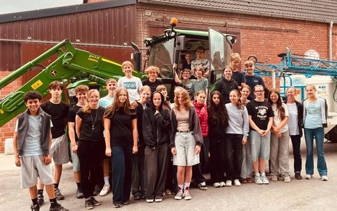 Gruppenbild_Exkursion der 8b auf einen Hof